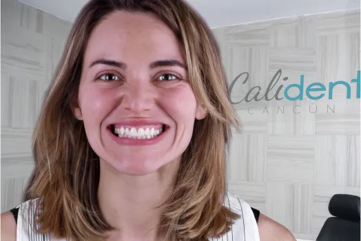 equipo de dentistas en Calident, Cancún, durante una consulta personalizada.