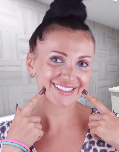 Paciente sonriendo después de su tratamiento con dentistas en Calident, Cancún.