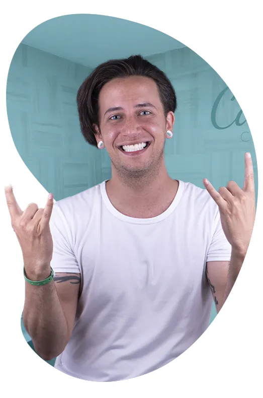 Paciente feliz tras su tratamiento dental con dentistas en Cancún.