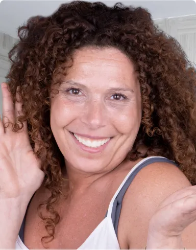 Dentista en Cancún brindando atención dedicada a un paciente satisfecho.