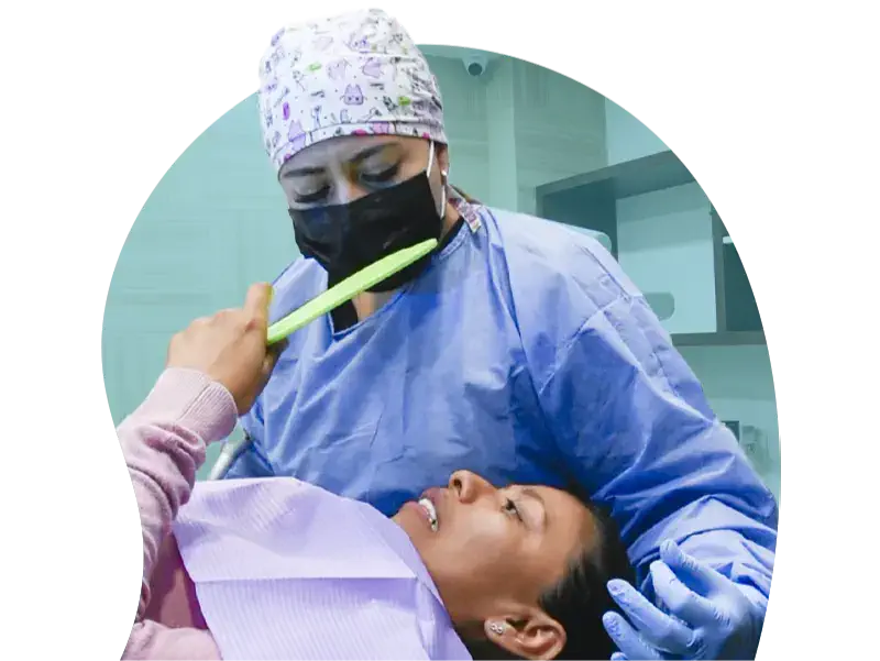 Dentista en Cancún atendiendo con cuidado a un paciente durante su consulta
