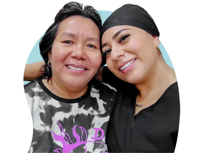 Paciente celebrando los resultados de su tratamiento con dentistas en Cancún