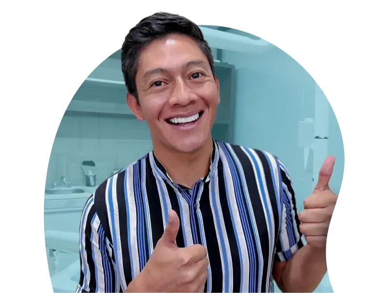 Paciente celebrando los resultados de su tratamiento con dentistas en Cancún
